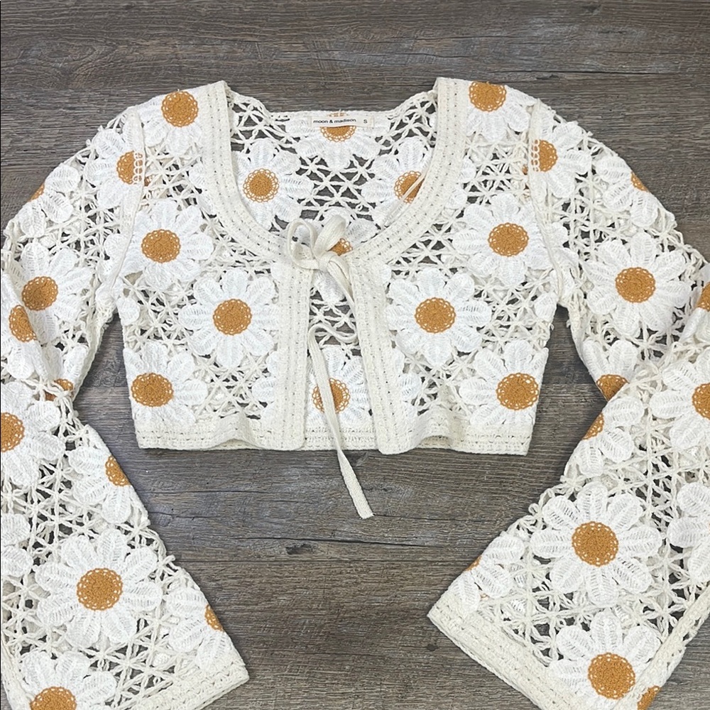 Moon & Madison Daisy Floral Crochet Bell Sleeve Boho Top Size XS-S